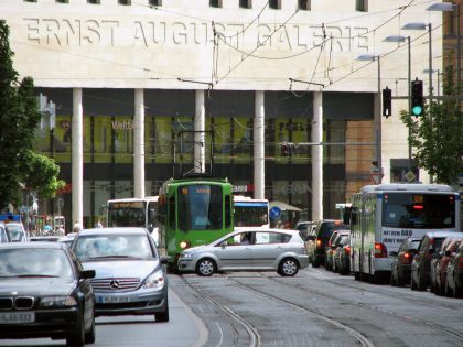 Dichter Verkehr in der Kurt-Schumacher-Straße mit Behinderungen (vor „10/17”) Dichter Verkehr in der Kurt-Schumacher-Straße mit Behinderungen (vor „10/17”)