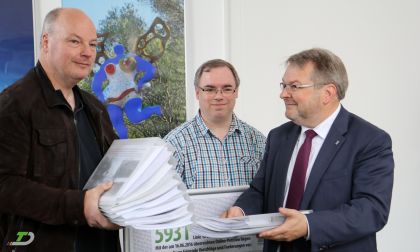 Übergabe der Online-Petition an Bürgermeister Thomas Hermann (SPD) Übergabe der Online-Petition an Bürgermeister Thomas Hermann (SPD)